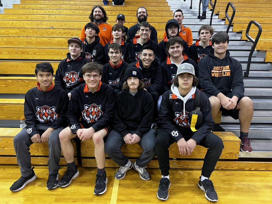 GJHS qualifies seven wrestlers to state