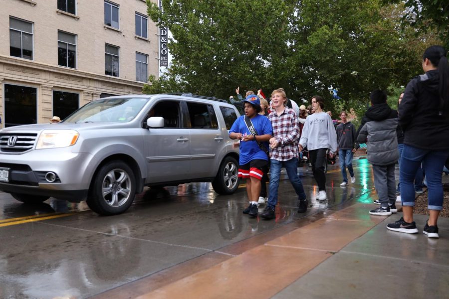 Students+walking+in+the+GJHS+2022+Homecoming+Parade.