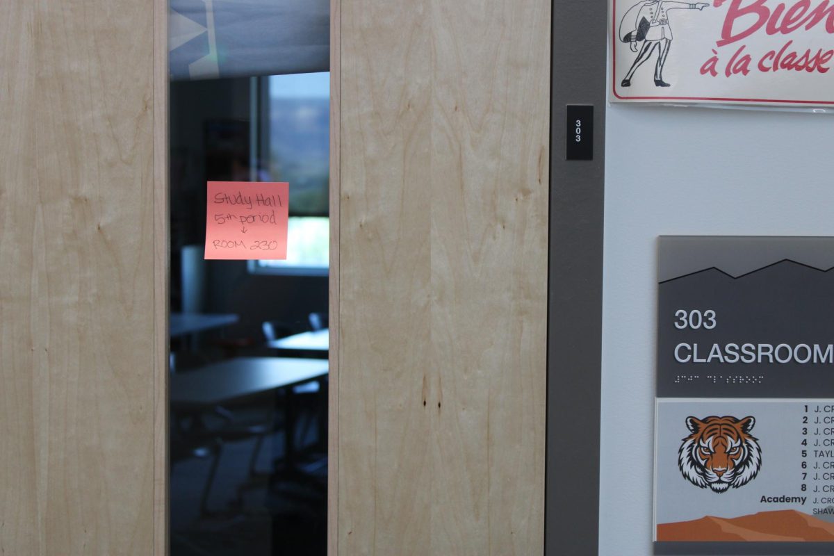 Sticky note on French teacher Jodee Cronk’s classroom at GJHS telling students to relocate to classroom 230 due to air conditioning issues. Teachers are encouraged to relocate to other rooms in the school if their classroom reaches temperatures of over 88 degrees.
