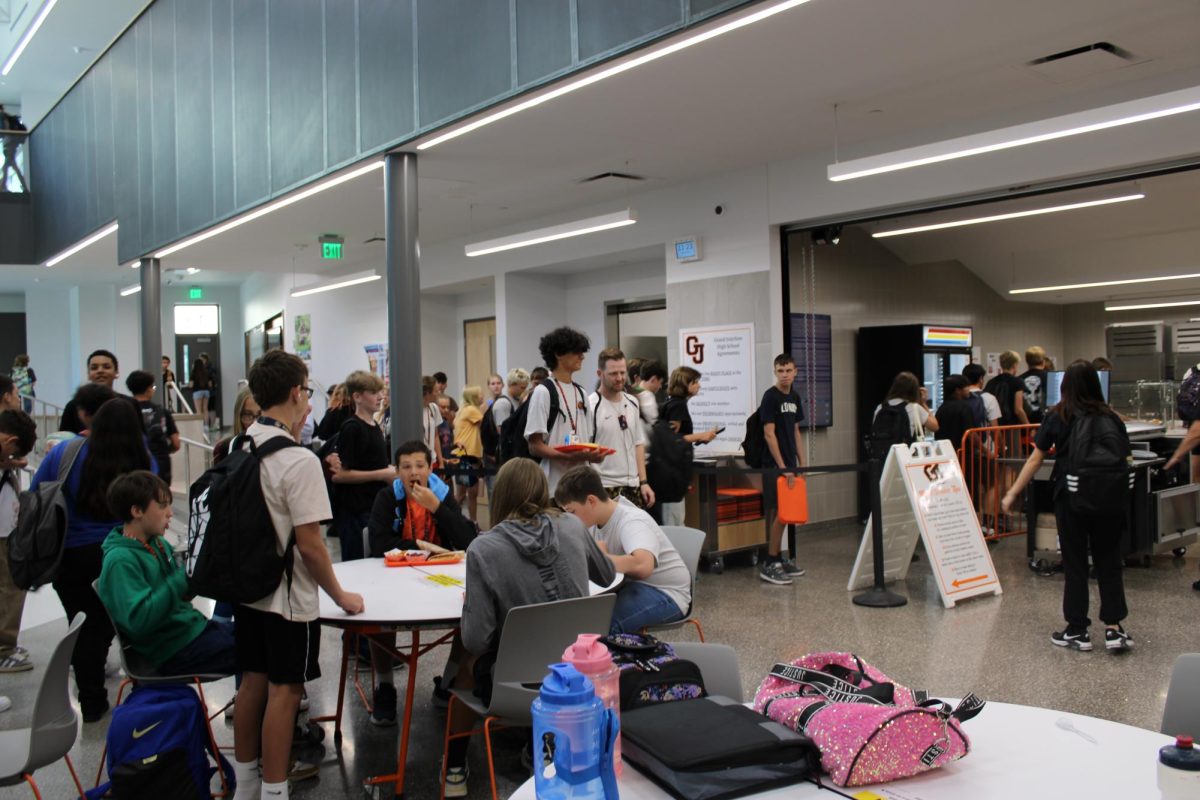 Students eating in the cafeteria during lunch. It is a very crammed space, even with students leaving campus or eating in the halls.