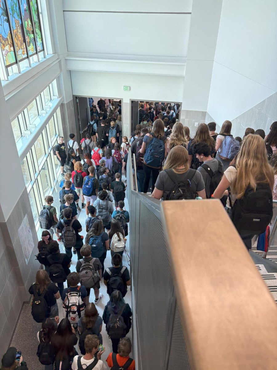 GJHS students make their way through the packed hallways on their way to lunch. High numbers force the hallways to feel more congested than previous years. 